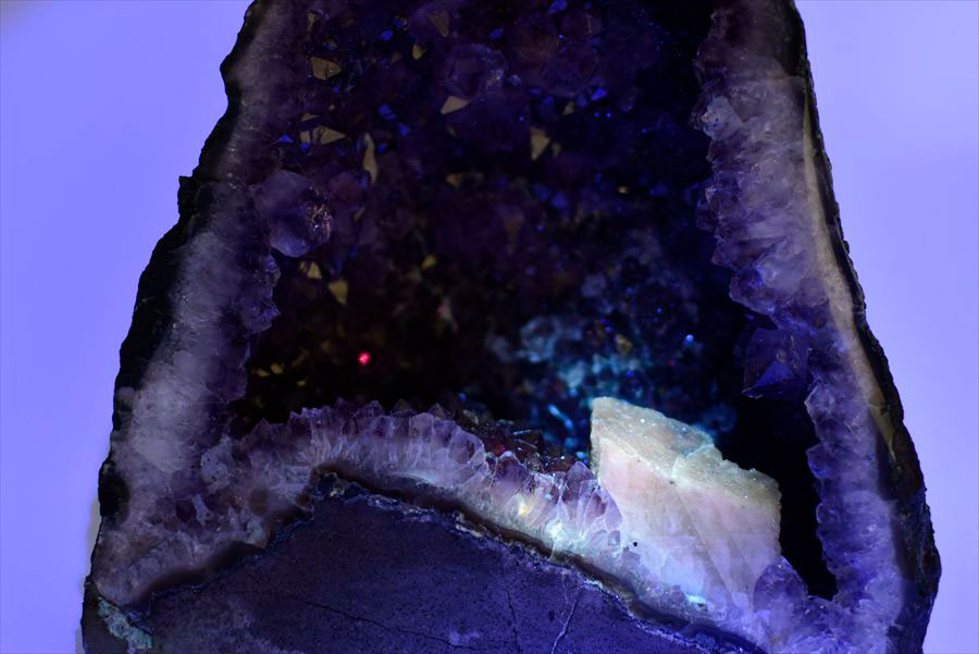 アメジストドーム　カペーラ　晶洞　紫水晶　アメシスト　amethyst geode　インテリア　置物　天然石　パワーストーン