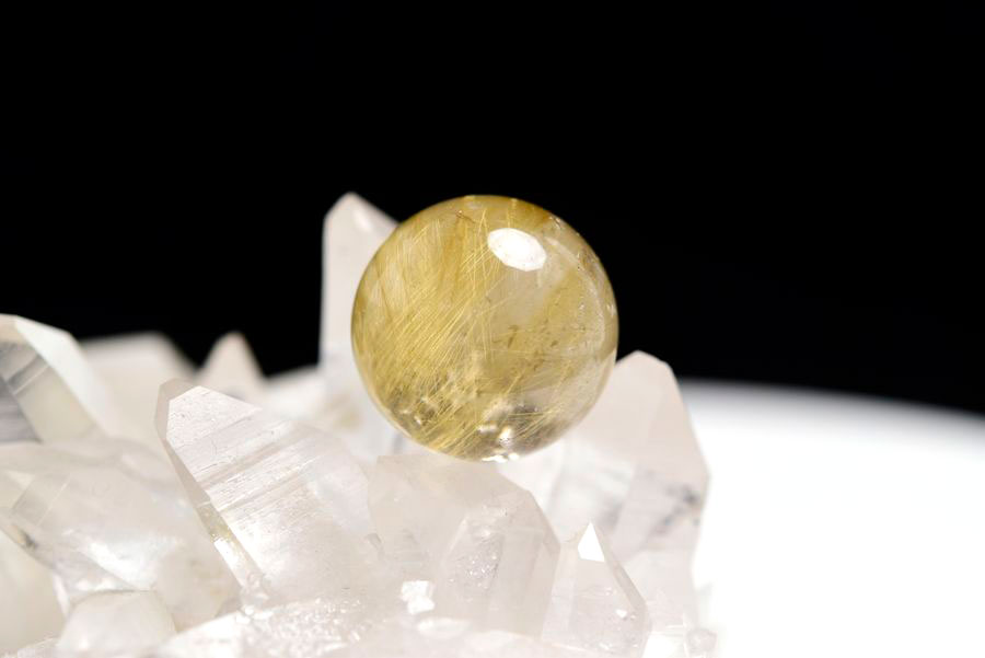 ゴールドルチル　ルチルクォーツ　金針水晶　丸玉　穴なし　金運　財運　スフィア　天然石　パワーストーン