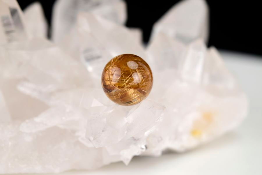 ゴールドルチル　ルチルクォーツ　金針水晶　丸玉　穴なし　金運　財運　スフィア　天然石　パワーストーン