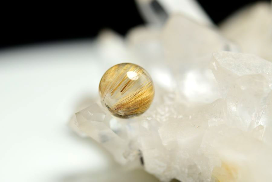 ゴールドルチル　ルチルクォーツ　金針水晶　丸玉　穴なし　金運　財運　スフィア　天然石　パワーストーン