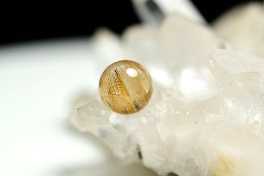ゴールドルチル　ルチルクォーツ　金針水晶　丸玉　穴なし　金運　財運　スフィア　天然石　パワーストーン