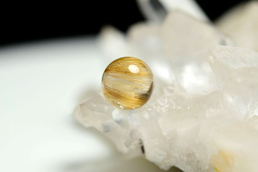 ゴールドルチル　ルチルクォーツ　金針水晶　丸玉　穴なし　金運　財運　スフィア　天然石　パワーストーン