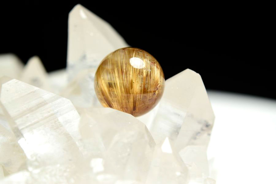 ゴールドルチル　ルチルクォーツ　金針水晶　丸玉　穴なし　金運　財運　スフィア　天然石　パワーストーン