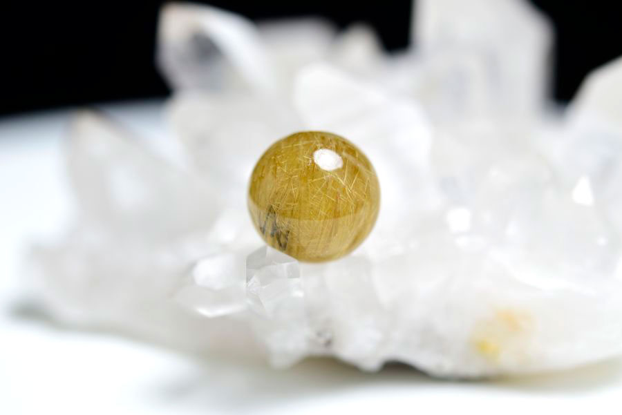 ゴールドルチル　ルチルクォーツ　金針水晶　丸玉　穴なし　金運　財運　スフィア　天然石　パワーストーン