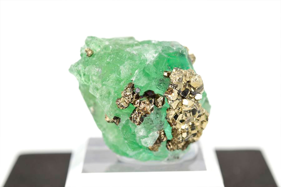ペルー ミルポ鉱山　フローライト パイライト 共生 蛍光 鉱物 蛍石 黄鉄鉱 Milpo Peru fluorite pyrite