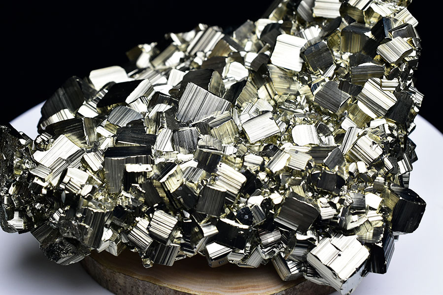 ペルー・ワンサラ鉱山産パイライト黄鉄鉱クラスター原石立方体結晶