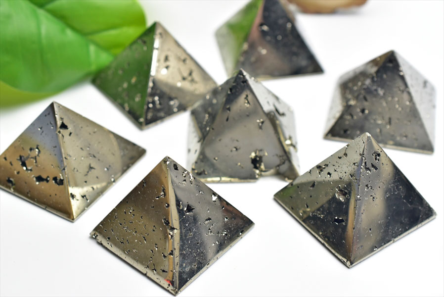 パイライト　黄鉄鉱　ピラミッド　pyrite　pyramid　ワンサラ鉱山　天然石　パワーストーン