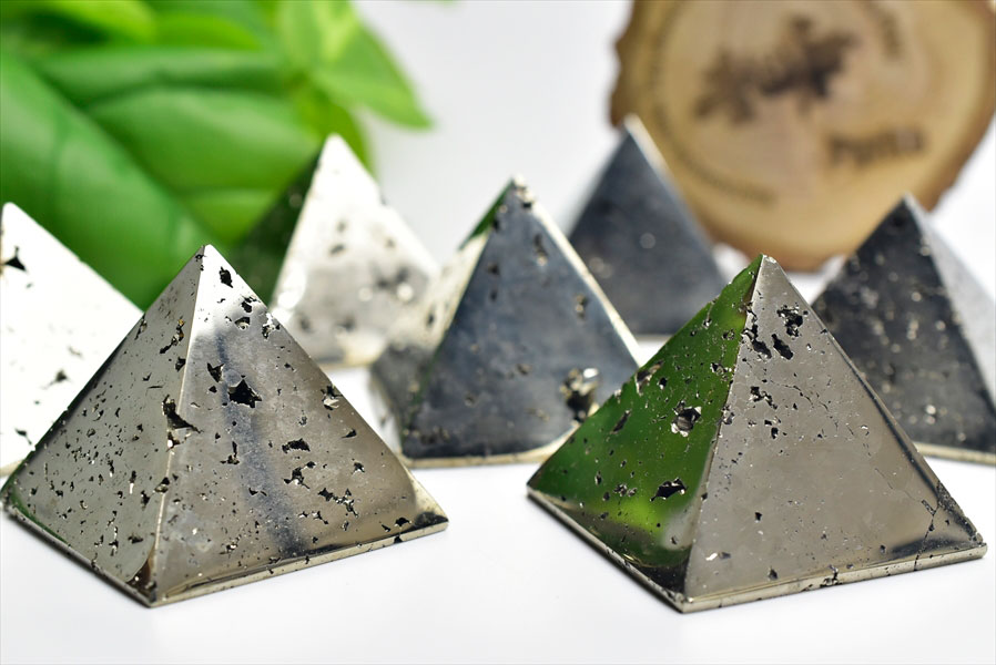 パイライト　黄鉄鉱　ピラミッド　pyrite　pyramid　ワンサラ鉱山　天然石　パワーストーン