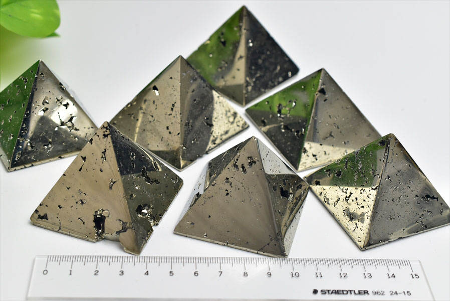 パイライト　黄鉄鉱　ピラミッド　pyrite　pyramid　ワンサラ鉱山　天然石　パワーストーン