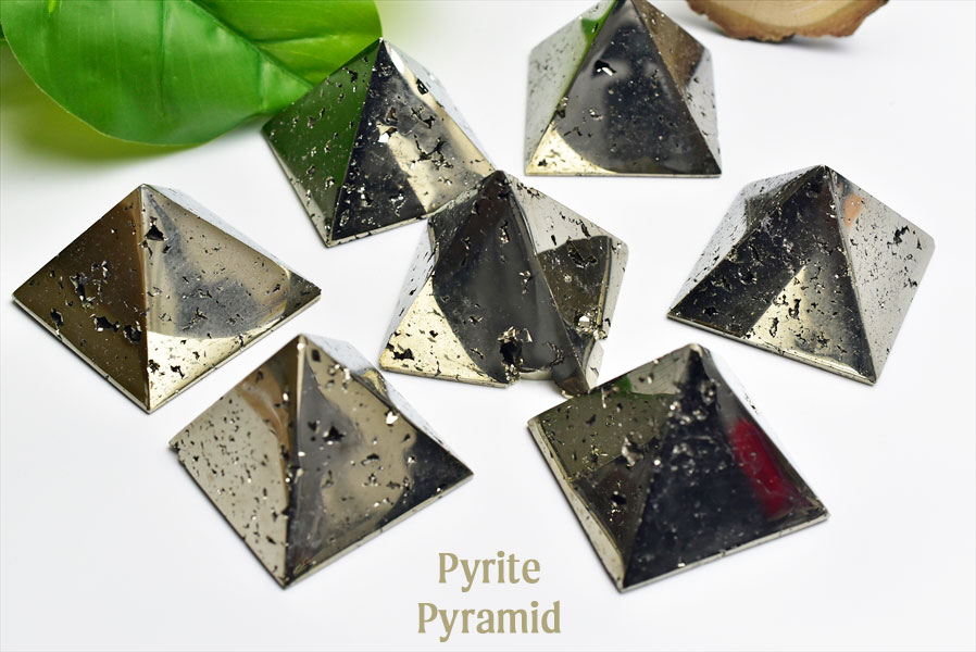 パイライト　黄鉄鉱　ピラミッド　pyrite　pyramid　ワンサラ鉱山　天然石　パワーストーン