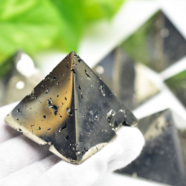 パイライト　黄鉄鉱　ピラミッド　pyrite　pyramid　ワンサラ鉱山　天然石　パワーストーン