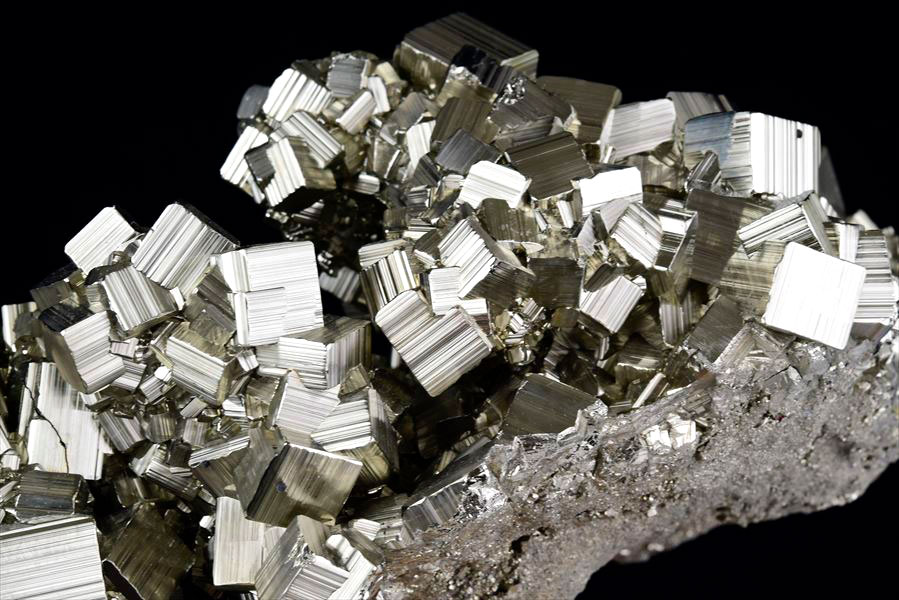 ペルー産　ワンサラ　パイライト　原石　クラスター　黄鉄鉱　特大サイズ　huanzala Pyrite　天然石　パワーストーン