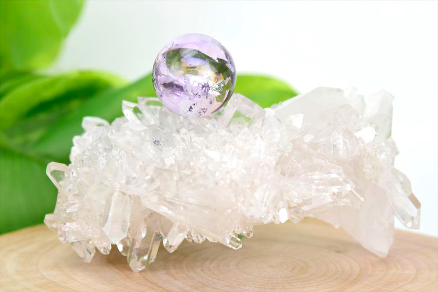 水晶クラスター付き 虹入りラベンダーアメジスト丸玉 置物｜浄化セット