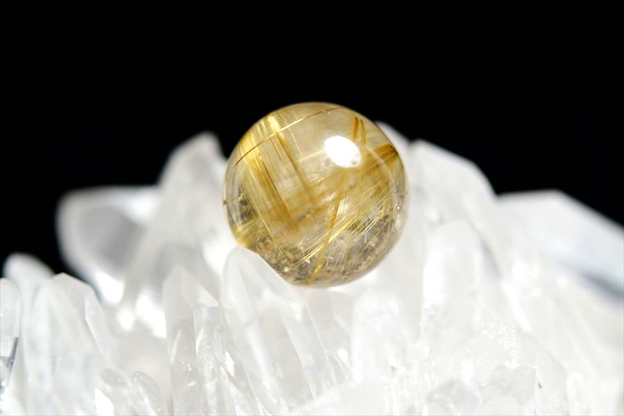 ゴールドルチル　ルチルクォーツ　金針水晶　丸玉　穴なし　金運　財運　スフィア　天然石　パワーストーン