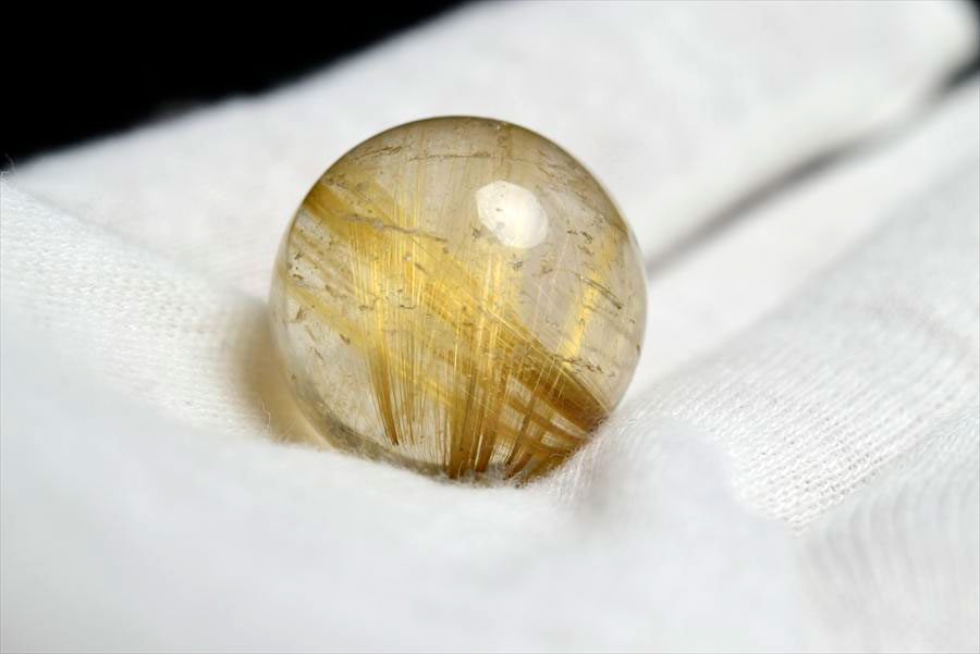 ゴールドルチル　ルチルクォーツ　金針水晶　丸玉　穴なし　金運　財運　スフィア　天然石　パワーストーン