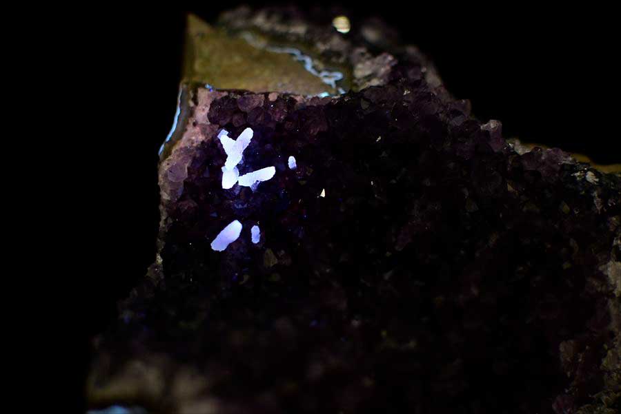 ワイルドアメジスト　ハンマークラッシュ　紫水晶　クラスター　原石　Artigas Uruguay　Hammered　インテリア　浄化　置物　カットベース