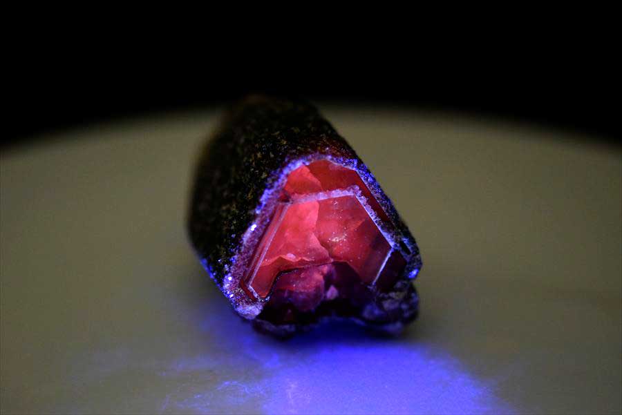 カルサイト 蛍光 ブラックアメジスト calcite covered amethyst アメジストコーティング 方解石 紫水晶 蛍光鉱物 ウルグアイ産