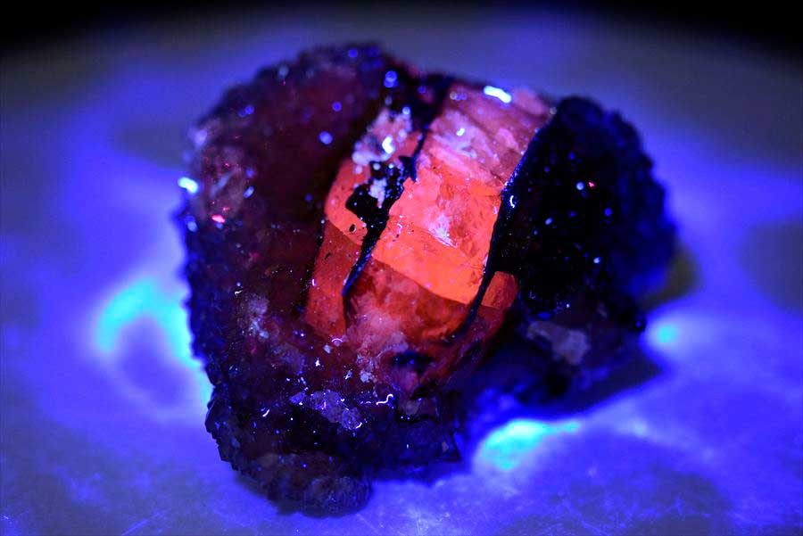 カルサイト 蛍光 ブラックアメジスト calcite covered amethyst アメジストコーティング 方解石 紫水晶 蛍光鉱物 ウルグアイ産