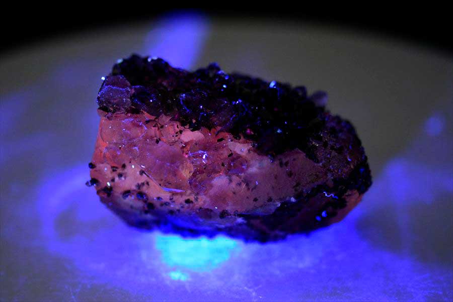 カルサイト 蛍光 ブラックアメジスト calcite covered amethyst アメジストコーティング 方解石 紫水晶 蛍光鉱物 ウルグアイ産