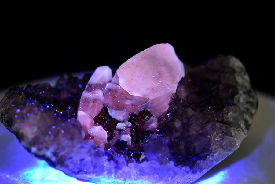 カルサイト 蛍光 ブラックアメジスト calcite covered amethyst アメジストコーティング 方解石 紫水晶 蛍光鉱物 ウルグアイ産