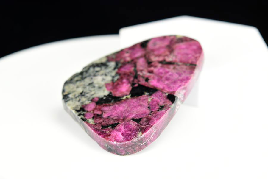 ロシア産　ユーディアライト　ユージアル石　Eudialyte　丸玉　置物　スフィア　天然石　パワーストーン