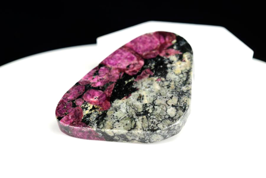 ロシア産　ユーディアライト　ユージアル石　Eudialyte　丸玉　置物　スフィア　天然石　パワーストーン