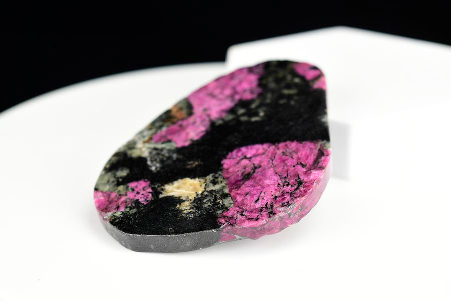 ロシア産　ユーディアライト　ユージアル石　Eudialyte　丸玉　置物　スフィア　天然石　パワーストーン