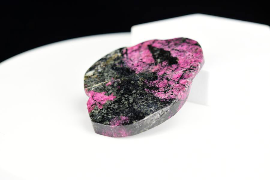 ロシア産　ユーディアライト　ユージアル石　Eudialyte　丸玉　置物　スフィア　天然石　パワーストーン