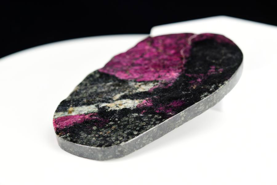 ロシア産　ユーディアライト　ユージアル石　Eudialyte　丸玉　置物　スフィア　天然石　パワーストーン