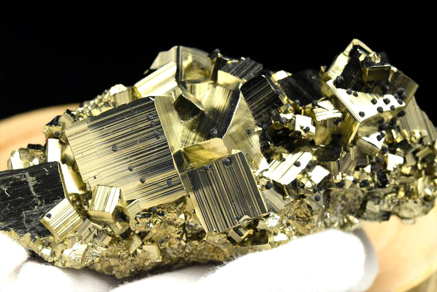 ペルー産　ワンサラ　パイライト　原石　クラスター　立方体結晶　黄鉄鉱　Huanzala Huallanca Pyrite　天然石　パワーストーン