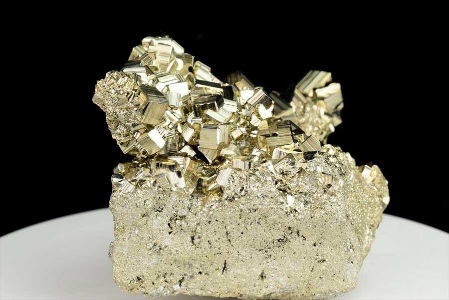 取扱量・品質は業界トップクラス｜パイライト（黄鉄鉱）クラスター原石