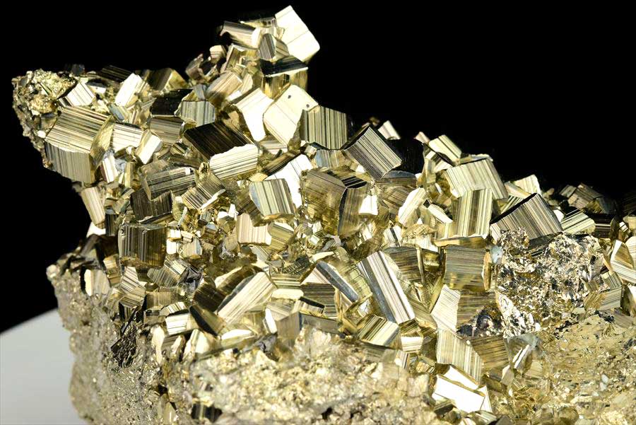 取扱量・品質は業界トップクラス｜パイライト（黄鉄鉱）クラスター原石