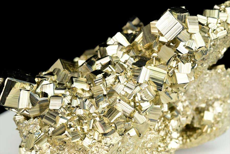 取扱量・品質は業界トップクラス｜パイライト（黄鉄鉱）クラスター原石