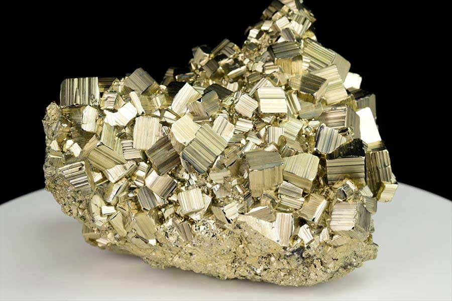 取扱量・品質は業界トップクラス｜パイライト（黄鉄鉱）クラスター原石