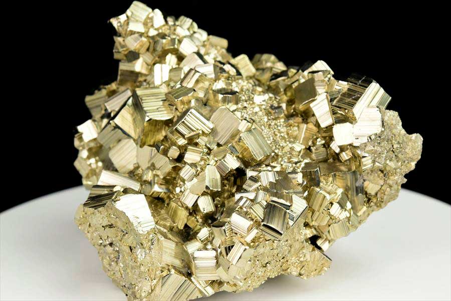 取扱量・品質は業界トップクラス｜パイライト（黄鉄鉱）クラスター原石