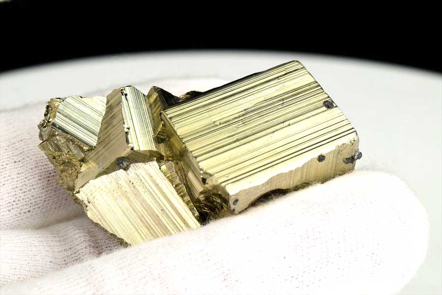 取扱量・品質は業界トップクラス｜パイライト（黄鉄鉱）クラスター原石