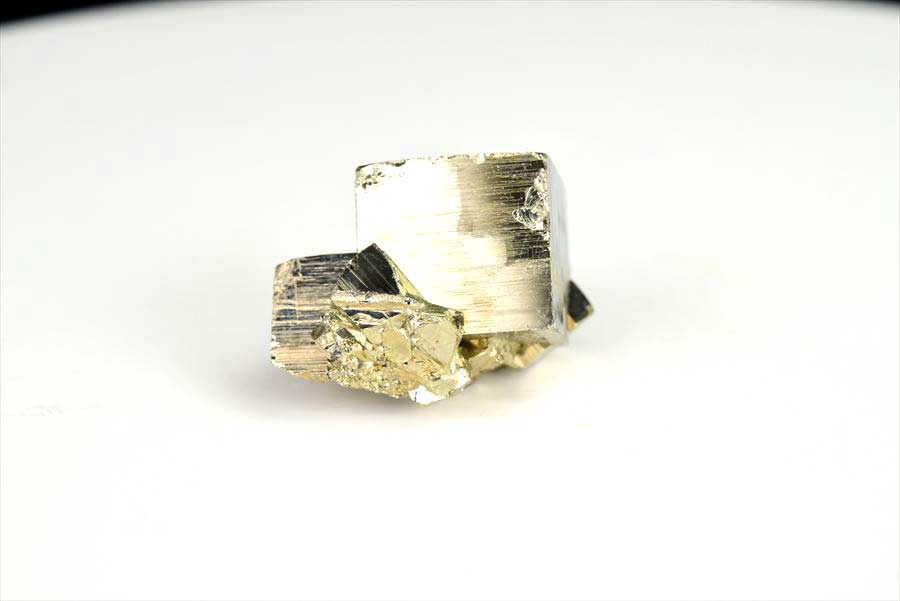 取扱量・品質は業界トップクラス｜パイライト（黄鉄鉱）クラスター原石