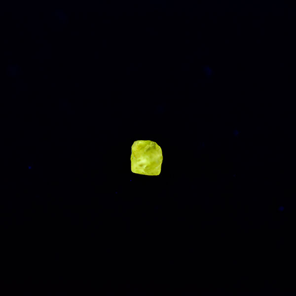 天然ダイヤモンド　蛍光ダイヤモンド　原石　蛍光　4月の誕生石　金剛石　diamond　炭素　カラーダイヤモンド　天然石　パワーストーン