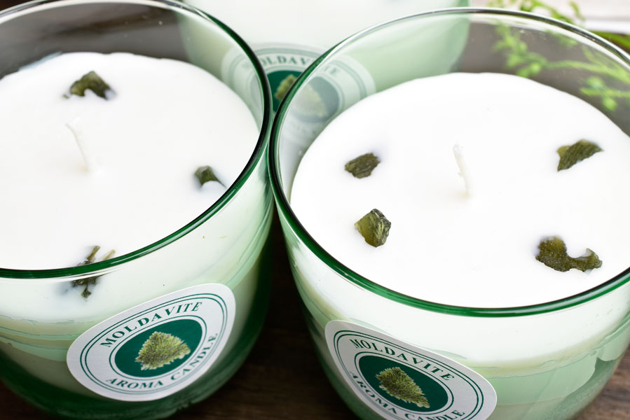 モルダバイト　原石入り　アロマキャンドル　moldavite aroma candle　瞑想　リラックス　プレゼント　贈り物　パワーストーン　インテリア