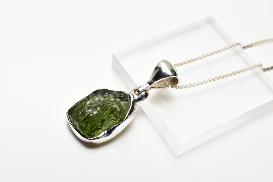 モルダバイト ペンダントトップ【チェコ産】【silver925チェーン付き